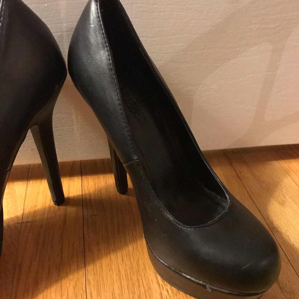 Black pumps